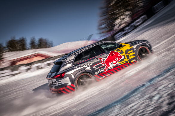 Audi e-tron uppför störtloppsbacken i Kitzbühel