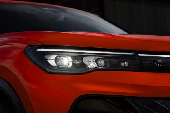 IQ.LIGHT HD Matrix-strålkastare (tillval) används för första gången i Tiguan. I varje strålkastare lyser 19 200 multipixlars LED-lampor upp vägen och omgivningen, vilket ökar komforten och säkerheten.