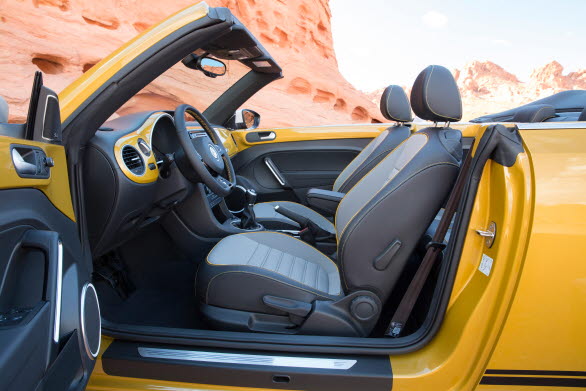 Utmärkande inslag är instrumentpanelen som är lackerad i ”Sandstorm Yellow Metallic” eller i svart, kraftigt markerade gula dekorsömmar på bland annat sportstolarna, den läderklädda ratten och parkeringsbromsspaken samt svarta dörrpaneler, takstolpar och svart innertak.