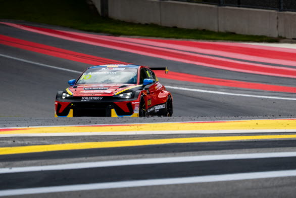 Viktor Andersson från Linköping på väg upp genom Eau Rouge med CUPRA Leon VZ TCR.