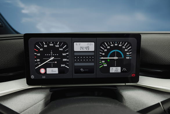 I retrovyn finns en klassisk hastighetsmätare till vänster och till höger en effektmätare istället för en varvräknare.