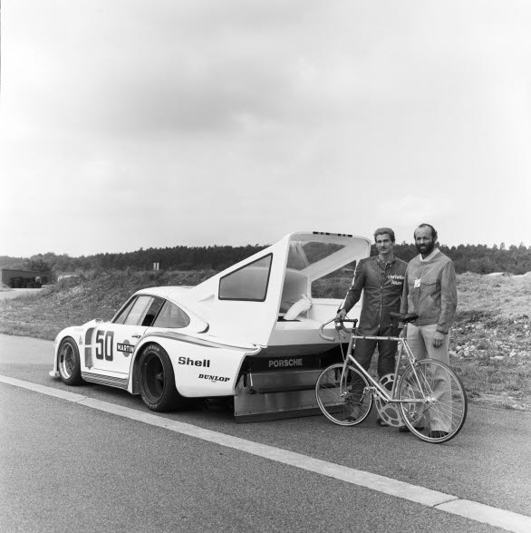 935/77 användes för ett hastighetsrekordförsök i Weissach, med velodromcyklisten Jean-Claude Rude vid styret och Henri Pescarolo bakom ratten på 935.