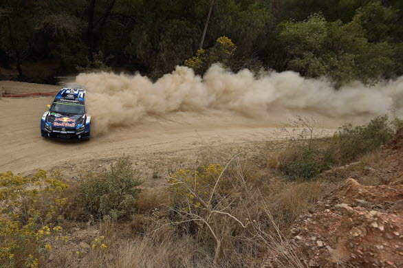 Andreas Mikkelsen kör på säkerhet men det går fort ändå.