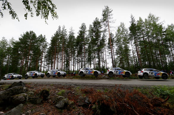 Jari-Matti Latvala i perfekt balans vid en av de många hoppen i Rally Finland.
