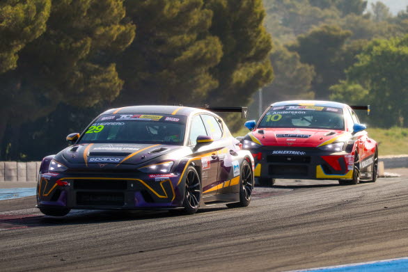 Viktor Andersson tävlar med CUPRA Leon VZ TCR.