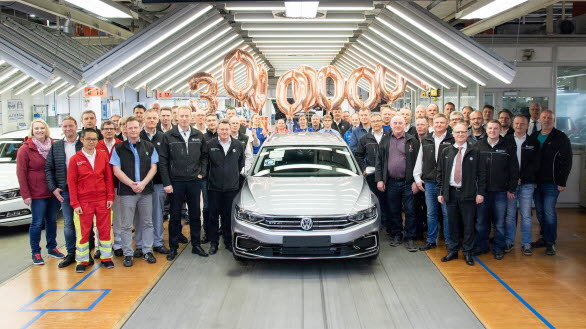 Passat nr 30 000 000, nya Passat Sportscombi GTE, firas i Emden.