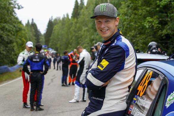 Johan Kristoffersson trivdes utmärkt på de finska rallyvägarna. Fortare och fortare gick det.
