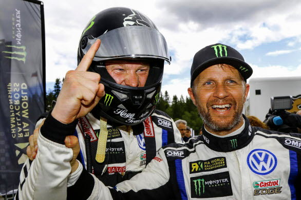 Johan Kristoffersson gratuleras av teamchefen Petter Solberg efter segern i Norge för tre veckor sedan.