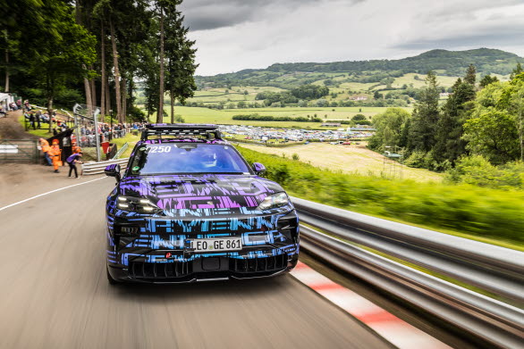 Porsche visade upp den höga prestandapotentialen hos den kommande helelektriska Porsche Cayenne vid Shelsley Walsh Hill Climb.