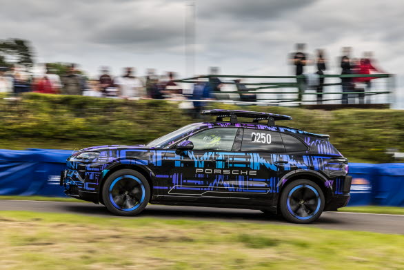Porsche visade upp den höga prestandapotentialen hos den kommande helelektriska Porsche Cayenne vid Shelsley Walsh Hill Climb.