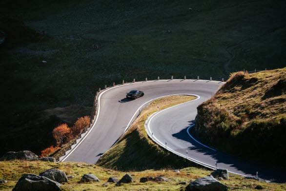 Porsche 718 Cayman GT4 RS, här lätt maskerad, på slingrande bergsvägar.