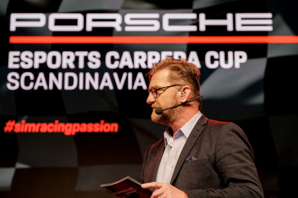Janne Blomqvist, programledare för finalen i Porsche Esports Carrera Cup Scandinavia, stortrivdes på scenen i Porsche Center Danderyd. – Jag är lite euforisk faktiskt, det har varit en galet bra tävling, säger Janne Blomqvist efter den nästan fyra timmar långa final-sändningen. Det är racing på absolut högsta nivå!