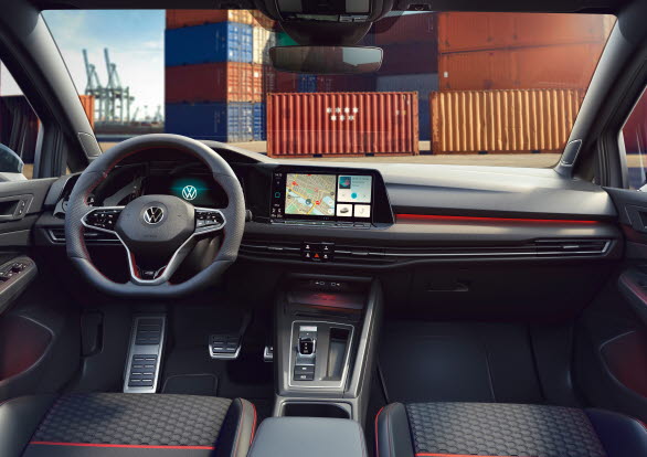 Klassiska GTI-detaljer i interiören.