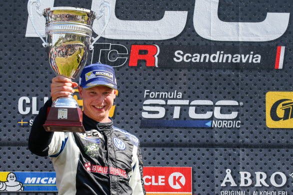 Johan Kristoffersson fick lyfta ännu en segerpokal vid senaste deltävlingen i Falkenberg.