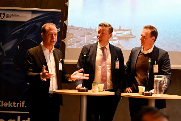 Sten Forsberg, Sverigechef Volkswagen Personbilar, Johan Lindehag, VD Ellevio och Johan Uhlin, VD Scania Sverige. Foto: Stockholms Stad
