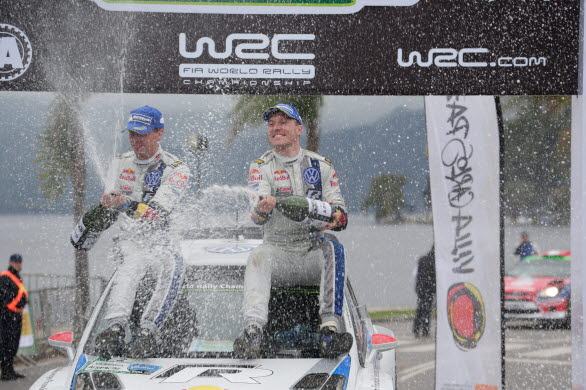 Miikka Anttila och Jari-Matti Latvala firar segern i Rally Argentina./
