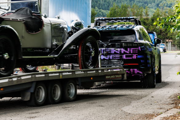 Den brittiska TV-presentatören Richard Hammond använde den kamouflerade prototypen av Porsche Cayenne Electric för att transportera en mer än 100 år gammal och över två ton tung klassiker från sin verkstad i Hereford till sitt garage.