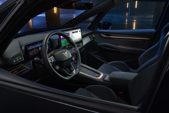 Nya CUPRA Born. Digital upplevelse är i fokus En 12,9-tums infotainmentskärm med ett nytt operativsystem som drivs av Android, inramad av ett belyst skjutreglage och en ny, större 10,25-tums digital skärm vid förarplats förstärker upplevelsen, som stöds av head-up display med förstärkt verklighet.