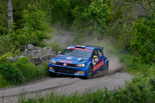 Johan hade bra fart på sin Polo GTI R5, men stenarna ligger tätt på småländska landsbygden. Foto: Tony Welam