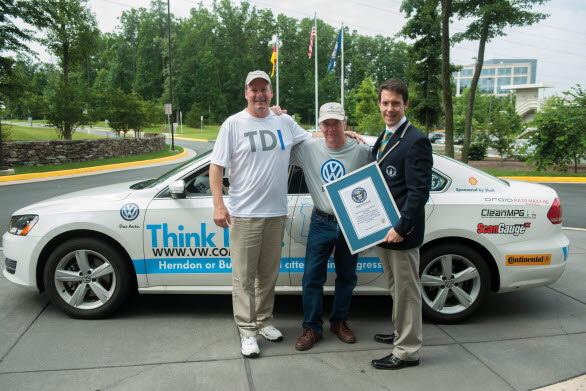 Phillip Robertson, domare från Guinness World Records, gratulerar rekordhållarna Wayne Gerdes (till vänster) och Bob Winger.