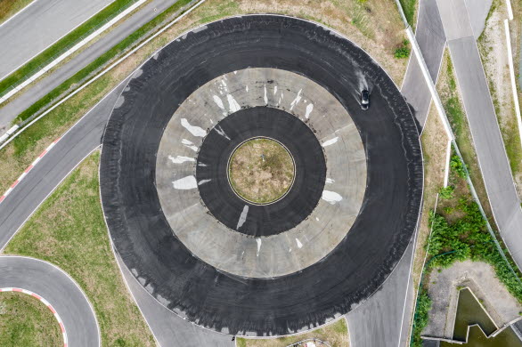 Driftingcirkeln på Porsche Experience Centre Hockenheim har en diameter på 80 meter.