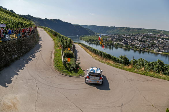 Sébastien Ogier visar hur man tar en hårnålskurva.