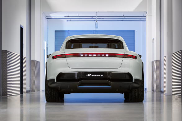 Bakifrån känner man genast igen Mission E Cross Turismo som en Porsche.