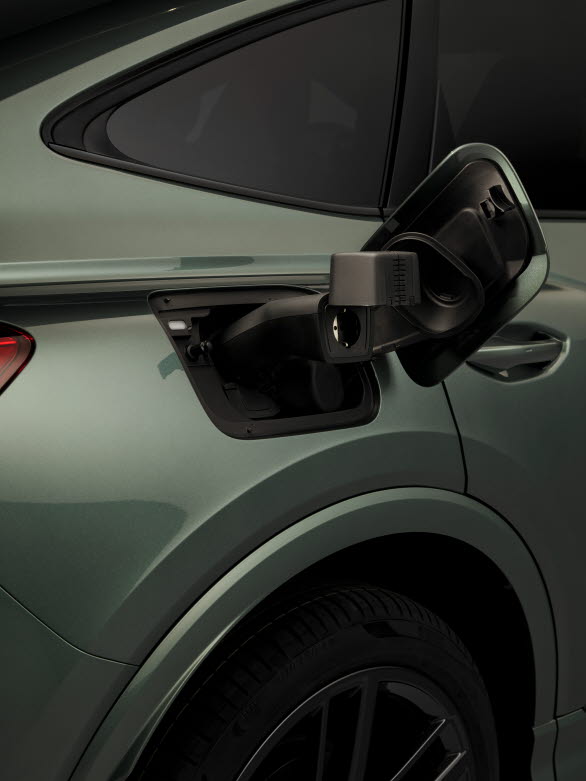 Med Vehicle-to-Load (V2L) kan externa enheter laddas via ett hushållsuttag i bagageutrymmet alternativt en adapter på sidoladdningsporten (tillval) med ett hushållsuttag eller ett campinguttag.