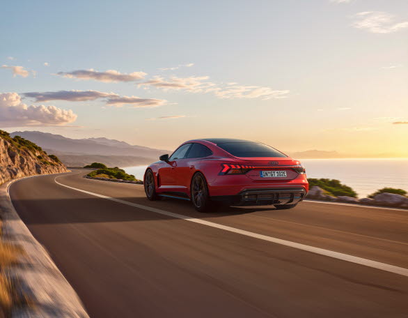 Nya Audi e-tron GT quattro med 430 kW (585 hk), 619 km räckvidd och 320 kW laddeffekt