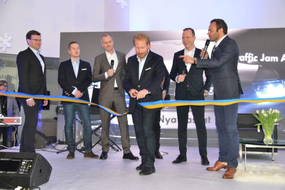 Härmed är Volkswagen Smista invigd! Från vänster: Hans Turemark (märkeschef Volkswagen Transportbilar), Victor Dahl (servicechef Volkswagen Smista), Tobias Rückert (chef Volkswagen Stockholm), Per Ronder (platschef Volkswagen Smista), Sten Forsberg (chef Volkswagen Sverige) och David Hellenius (konferencier).