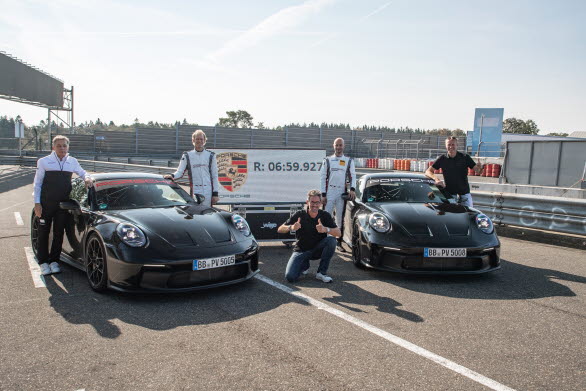 Testföraren Lars Kern körde det 20,8 kilometer långa varvet på 
Nürburgrings nordslinga i nya 911 GT3 på bara 6:59,927 minuter. Det kortare varvet på 20,6 kilometer, som tidigare använts som riktmärke, 
klarades av på 6:55,2 minuter.