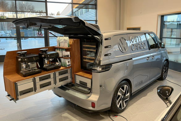 Volkswagen Transportbilar säljer kaffe från en ID. Buzz Cargo som har byggts om till en rullande kaffebar.