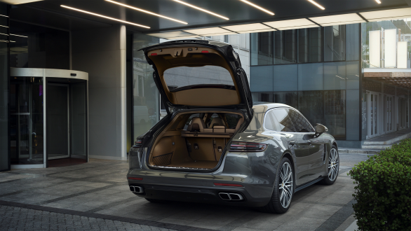 En stor bagerumslucka och låg lasthöjd gör Panamera Sport Turismo praktisk i vardagen.