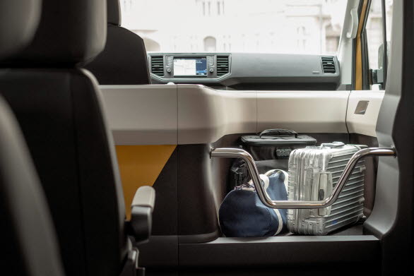 Bredvid föraren finns rymlig bagageförvaring.