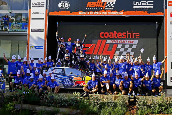 Hela Volkswagens team firar efter att ha säkrat WRC-titlarna.