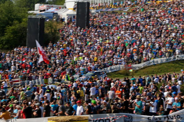 225 000 åskådare följer Andreas Mikkelsen på vägen mot ännu en pallplats.