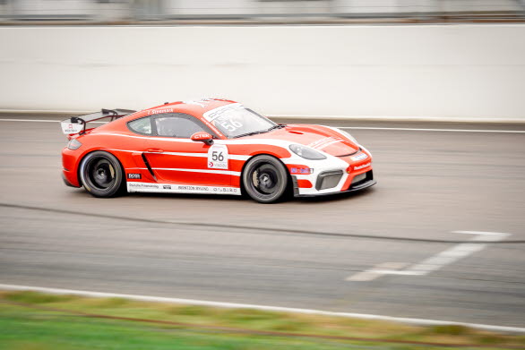 Helt nya racingklassen Porsche Sprint Challenge Scandinavia är skapad för fabriksbyggda racerbilar från Porsche Motorsport. Utgångspunkten är Porsche 718 Cayman GT4 Clubsport, en mittmotorbil med 6-cylindrig boxermotor och 425 hk. Serien körs med ABS och entyps-slicks från Michelin. BoP (Balance of Performance) bäddar för tät racing och en flora av spännande racerbilar.