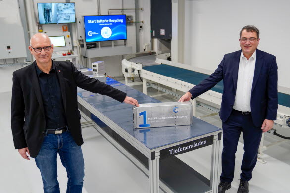 Andreas Salewsky (höger), fabrikschef Volkswagen Group Components Salzgitter, och ordförande i det lokala arbetarrådet Dirk Windmüller startar återvinningsanläggningen.