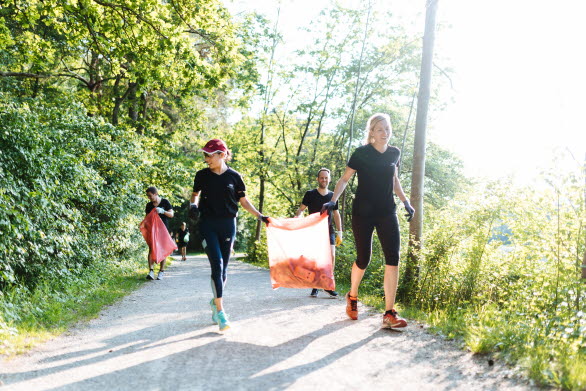 Audi-anställda ploggar, dvs plockar skräp under joggingturen. En trend som startade i Sverige.