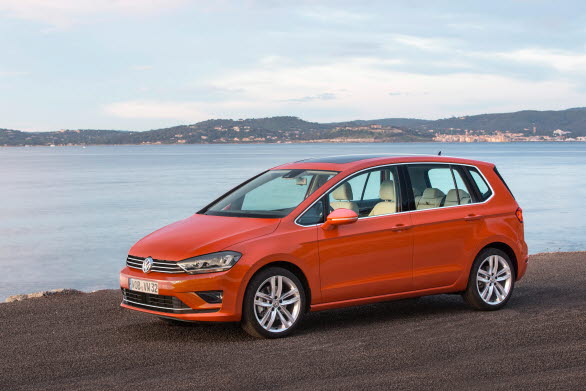 Volkswagen Golf Sportsvan är en ny och sportig allroundbil som kombinerar det bästa från storleksklasserna halvkombi, kombi och minivan. Summan av alla praktiska detaljlösningar gör den till en av de mest mångsidiga kompaktbilarna. Modellen är nu prissatt och beställningsbar på den svenska marknaden och premiären sker i augusti. 