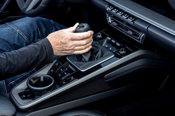 Porsche 911 Carrera S med sjuväxlad manuell växellåda.