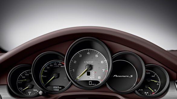 Panamera har Porsches klassiska instrumentuppsättning mitt framför föraren