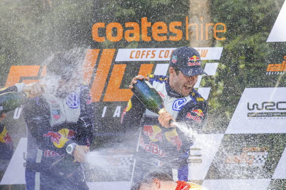 Sedvanligt champagnesprut när Sébastien Ogier firar segern och titeln.