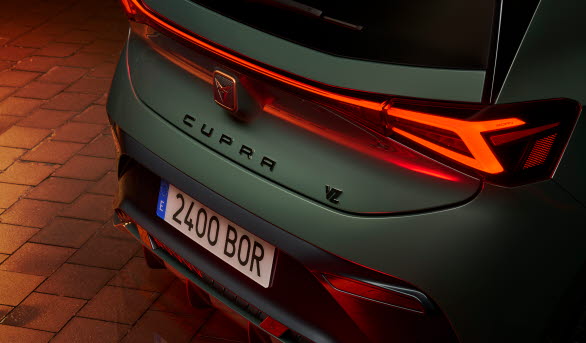 VZ-logotypen och CUPRA-emblemet på fordonets baklucka båda i mörk kromfärg.
