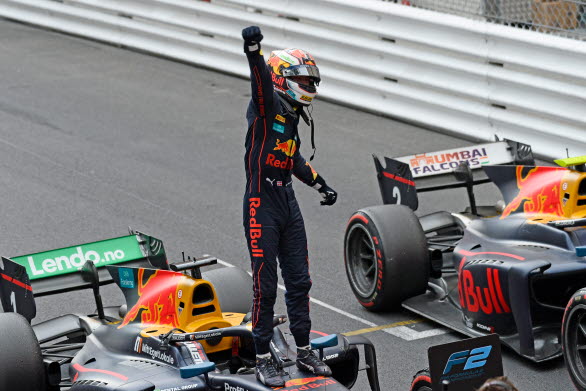 Dennis Hauger är medlem i Formel 1-stallet Red Bulls juniorteam och är en av de hetaste förarna i Formel 2-klassen där han tävlar för toppteamet PREMA Racing. Den gångna helgen stod han högst upp på prispallen i Monaco efter en bländande sprintrace-seger på Furstendömets berömda gator. Hauger är dessutom regerande internationell F3-mästare. Bild: Peter Nygaard