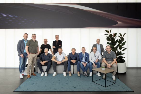 Designcheferna för varumärkena tillsammans med koncernchefen: Christian Schreiber, Bentley, Andreas Mindt, Volkswagen personbilar, Marc Lichte, Audi, Jorge Diez, CUPRA, Albert Kirzinger, Volkswagen Nutzfahrzeuge, Oliver Blume, VD för Volkswagen-koncernen, Michael Mauer, Porsche och chef för koncerndesign, Mitja Borkert, Lamborghini, Andrea Ferraresi, Ducati, Stephan Schönherr, MAN Trucks, Oliver Stefani, Skoda.