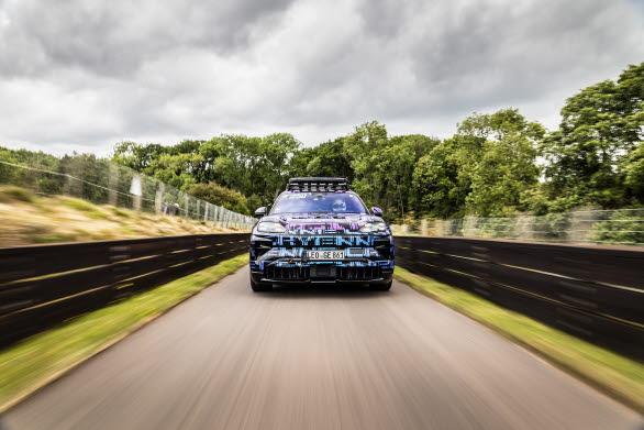 Porsche visade upp den höga prestandapotentialen hos den kommande helelektriska Porsche Cayenne vid Shelsley Walsh Hill Climb.