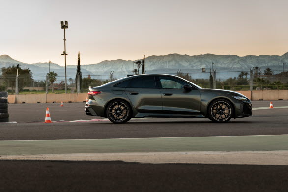 Audi RS 5 Sedan i speciallackeringen Bedford grön