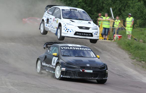 Johan Kristoffersson, Volkswagen Scirocco, före norrmannen Stein Egel Jenssen i SM-deltävlingen i Arvika 1 juni 2013.
