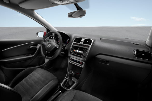 Interiören har uppdaterats med ny mittkonsol och nya instrument. Den nya treekrade ratten har hämtats från Golf. I mitten av mittkonsolen finns den 5 till 8 tum stora infotainment-pekskärmen med menyknappar och rattar. 